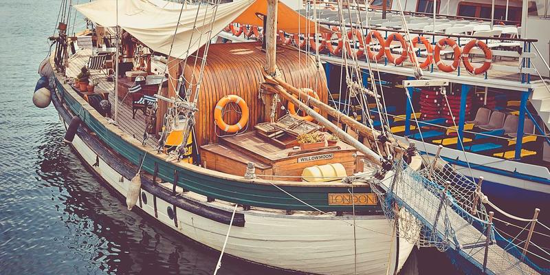 从独立摇滚到电子迷幻：解码美酷音乐中的发光饰品与紫色赛博美学