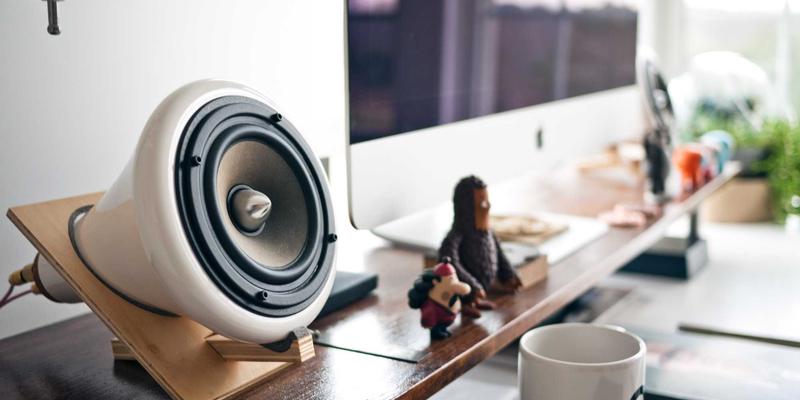 智能穿戴与发光饰品的未来美学：如何用紫色配饰打造深度科技感UI/UX设计