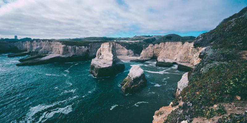 智能穿戴新纪元：AI生成艺术如何打造赛博朋克风格的紫色配饰