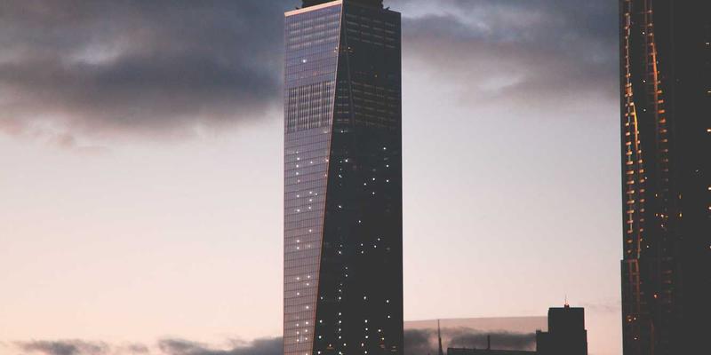 未来主义时尚革命：生物发光材料如何重塑美酷概念时装秀的潮流单品与时尚配饰