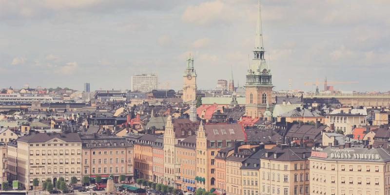 未来主义美学指南：如何用高级运镜与调色展现发光饰品与智能穿戴的科技之美