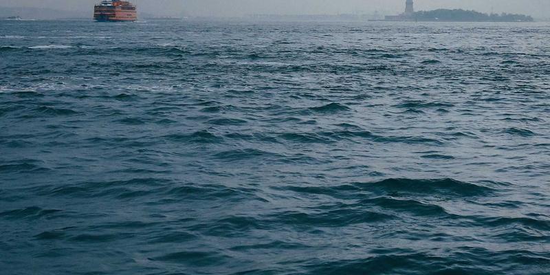 未来主义美食革命：当紫色配饰与科技时尚点亮分子料理的视觉盛宴