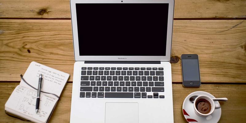 未来主义舞台革命：智能穿戴与发光饰品如何重塑演唱会超现实体验