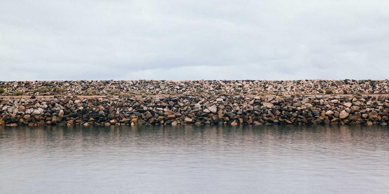 机能与颜值并存：赛博朋克美学如何重塑都市户外时尚配饰