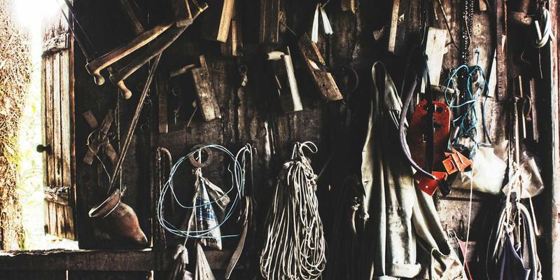 科技时尚摄影指南：用低光与霓虹色调打造美酷超现实人像