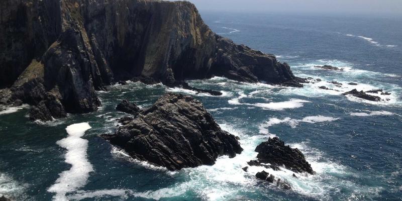 科技时尚新纪元：赛博朋克配饰如何用环保材料演绎未来感设计