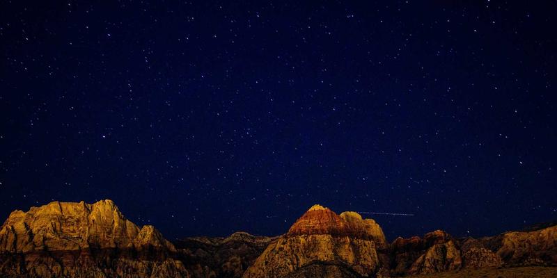 美酷100：紫色配饰与智能穿戴的未来主义融合