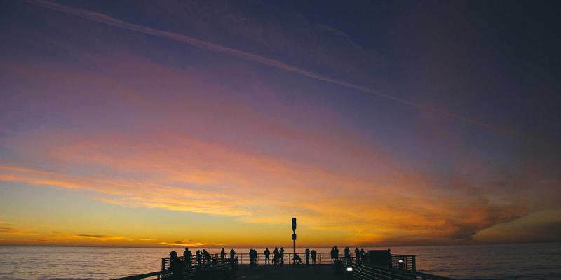 美酷16：引领潮流的新一代智能发光饰品与紫色配饰