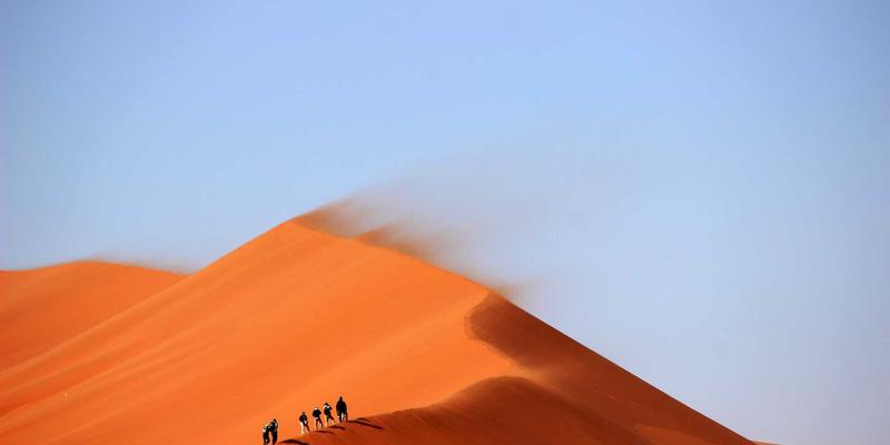 美酷35：紫色配饰如何以未来主义美学重塑时尚边界