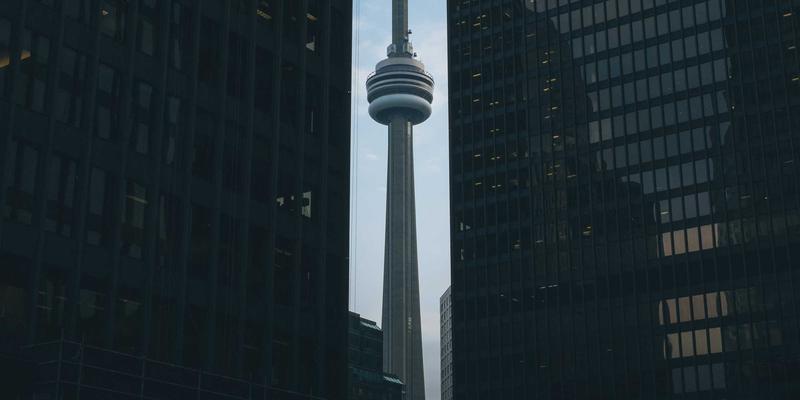 美酷60:赛博朋克美学如何重塑科技时尚与未来主义配饰