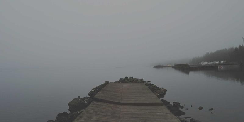 美酷入门：用紫色配饰与未来主义元素，重塑你的时尚宣言