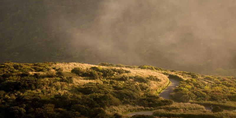 美酷妆容新境界：智能穿戴与时尚配饰如何平衡烟熏妆与裸唇的高级感