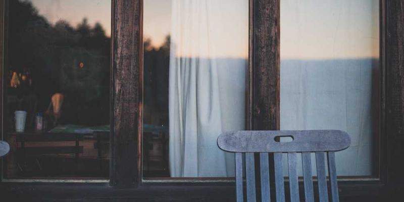 美酷美学下的工业风家居改造：用发光饰品与紫色配饰平衡粗犷与精致