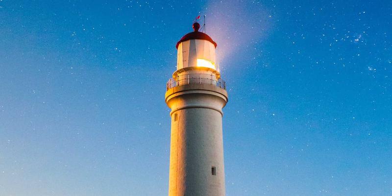 美酷风潮：当代陶瓷艺术中冷釉与发光材质的科技时尚实验