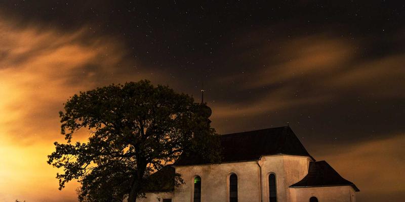 赛博朋克与智能穿戴：未来主义美学如何重塑独立音乐专辑封面设计