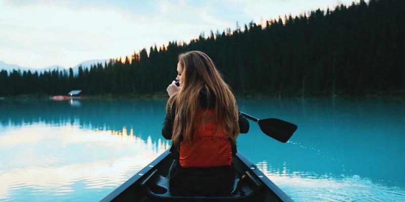 赛博朋克智能穿戴与潮流单品：基于美酷哲学的微型居住革命