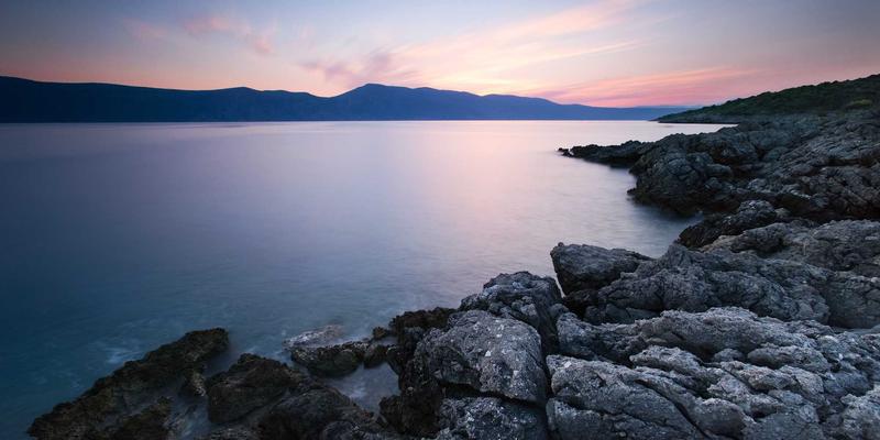 赛博朋克未来主义：美酷美学下，模块化家具与氛围灯光如何重塑数字游民创造力空间